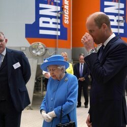 El Príncipe Guillermo bebe Irn-Bru en su visita a Escocia junto a la Reina Isabel