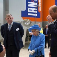 El Príncipe Guillermo bebe Irn-Bru en su visita a Escocia junto a la Reina Isabel