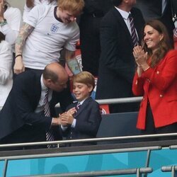 El Príncipe Guillermo y el Príncipe Jorge de confidencias en el partido de la Eurocopa 2020 entre Inglaterra y Alemania