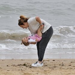 Toñi Moreno se divierte con su hija Lola en la playa