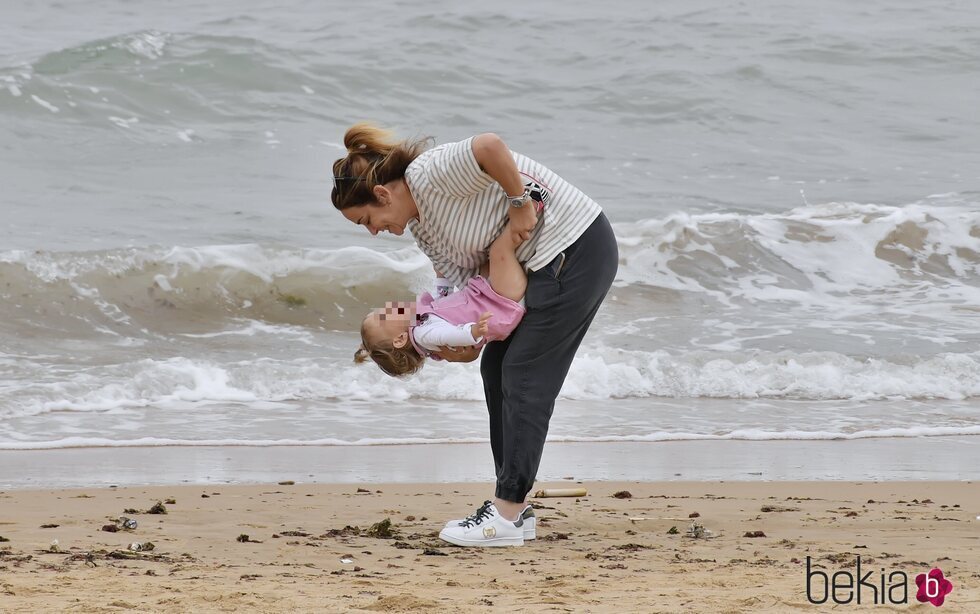 Toñi Moreno se divierte con su hija Lola en la playa