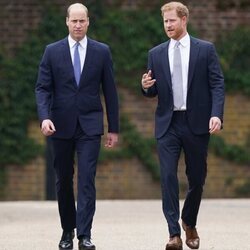 El Príncipe Harry hablando con el Príncipe Guillermo en la inauguración la estatua de Lady Di en Kensington Palace