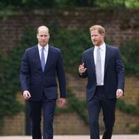 El Príncipe Harry hablando con el Príncipe Guillermo en la inauguración la estatua de Lady Di en Kensington Palace