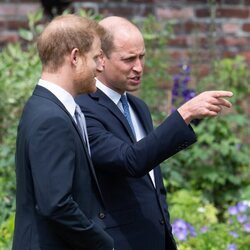El Príncipe Guillermo habla con el Príncipe Harry en la inauguración de la estatua de Lady Di