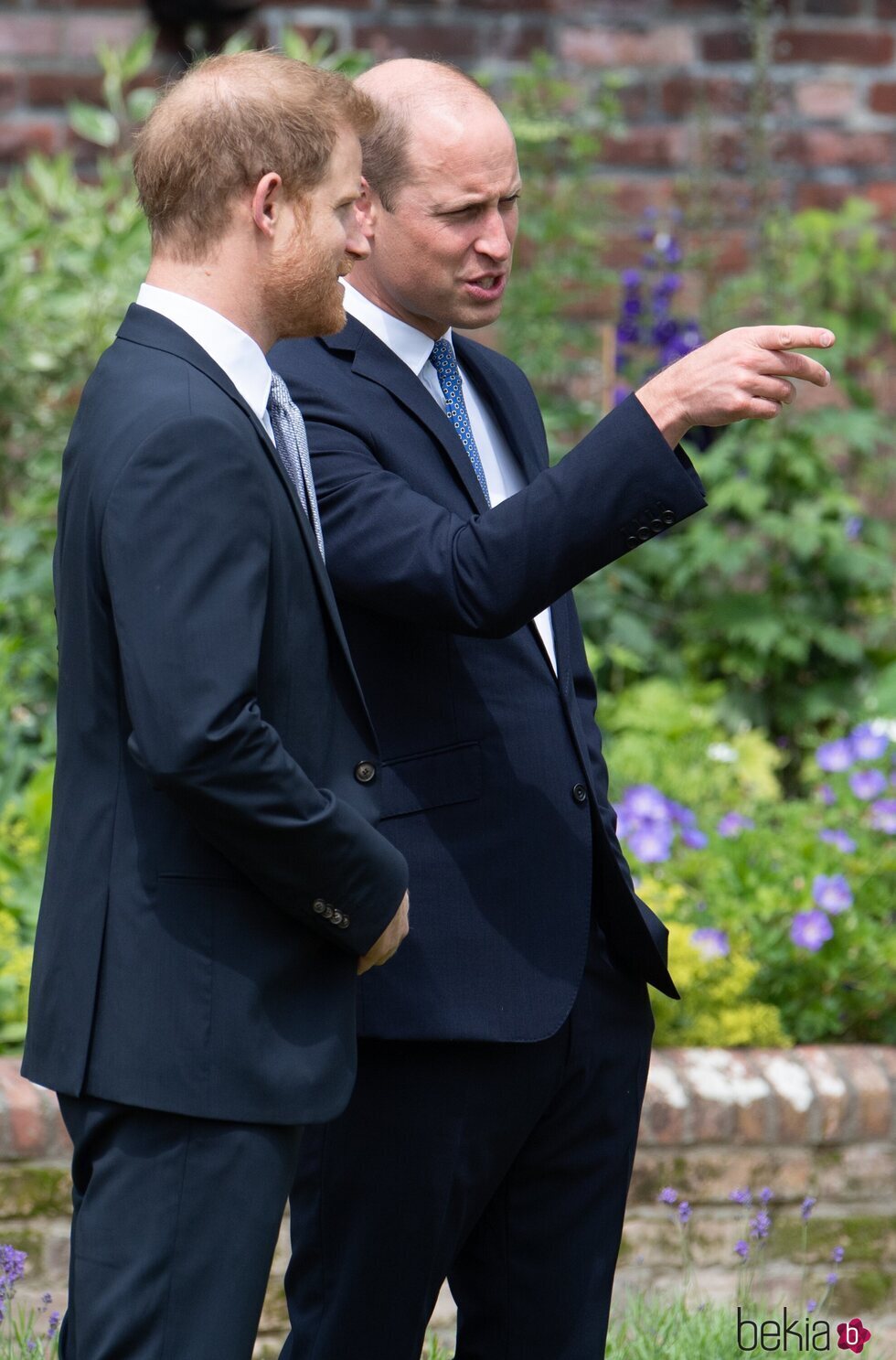El Príncipe Guillermo habla con el Príncipe Harry en la inauguración de la estatua de Lady Di