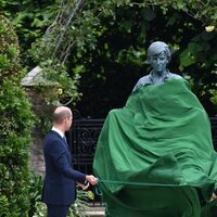 Los Príncipes Guillermo y Harry descubren la estatua de Lady Di en Kensington Palace