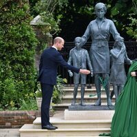 El Príncipe Guillermo y el Príncipe Harry tras descubrir la estatua de Lady Di en Kensington Palace