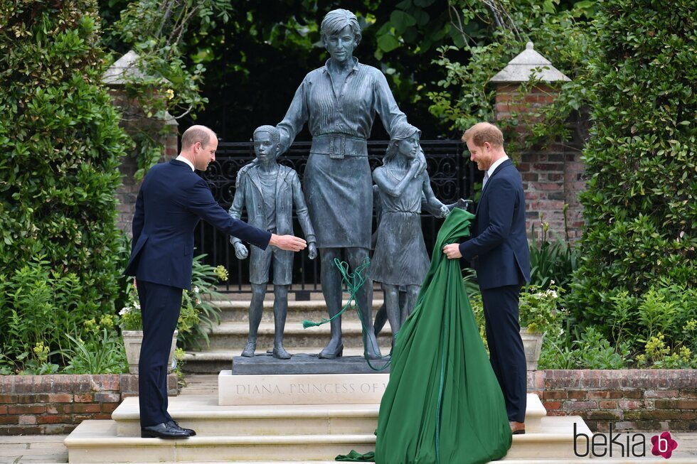 El Príncipe Guillermo y el Príncipe Harry tras descubrir la estatua de Lady Di en Kensington Palace