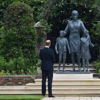 El Príncipe Guillermo y el Príncipe Harry ante la estatua de Lady Di en su inauguración