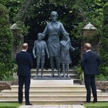 El Príncipe Guillermo y el Príncipe Harry ante la estatua de Lady Di en su inauguración