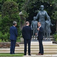 Los Príncipes Guillermo y Harry con el autor de la estatua de Lady Di en la inauguración de la estatua de Lady Di