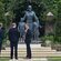 Los Príncipes Guillermo y Harry con el autor de la estatua de Lady Di en la inauguración de la estatua de Lady Di