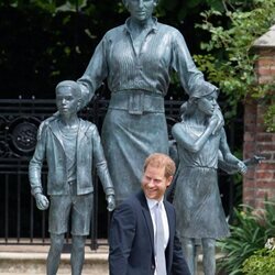 El Príncipe Harry ante la estatua de Lady Di en Kensington Palace