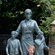 El Príncipe Harry ante la estatua de Lady Di en Kensington Palace