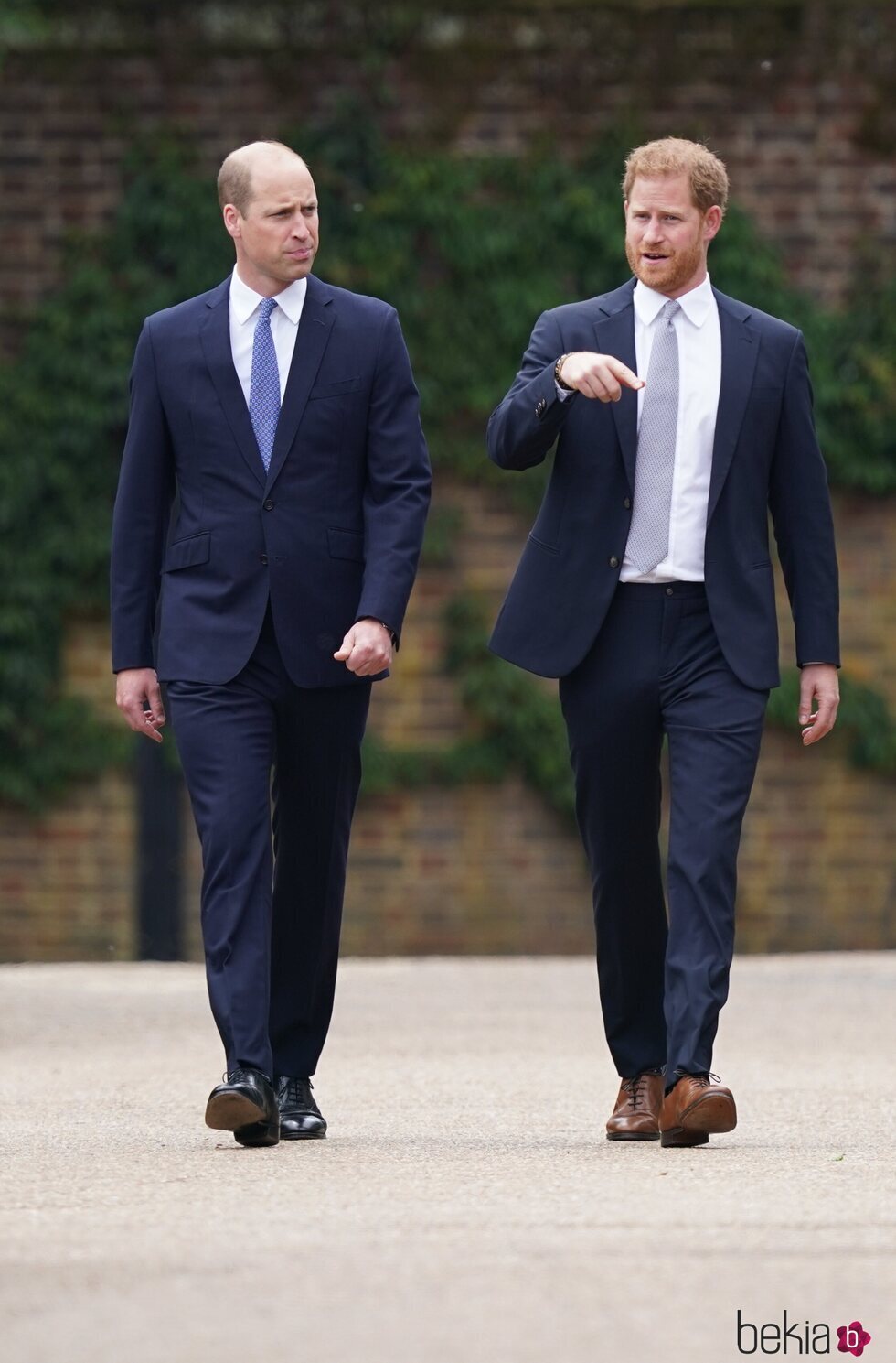 El Príncipe Guillermo y el Príncipe Harry durante la inauguración de la estatua de Lady Di en Kensington Palace