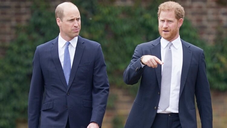 El Príncipe Guillermo y el Príncipe Harry durante la inauguración de la estatua de Lady Di en Kensington Palace