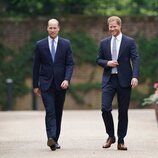 Los Príncipes Guillermo y Harry en la inauguración de la estatua de Lady Di en Kensington Palace