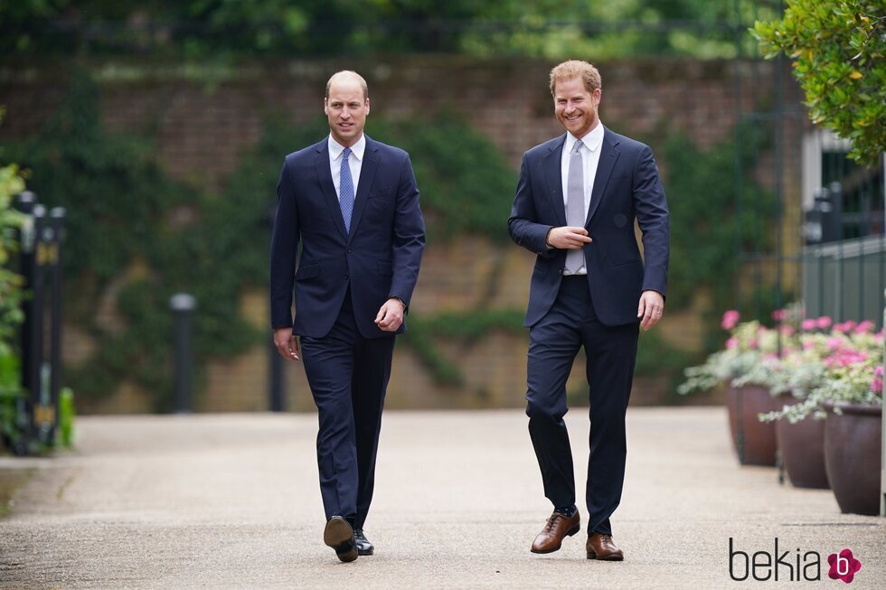 Los Príncipes Guillermo y Harry en la inauguración de la estatua de Lady Di en Kensington Palace