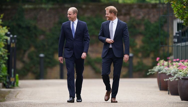 El Príncipe Guillermo y el Príncipe Harry en su reencuentro en la inauguración de la estatua de Lady Di en Kensington Palace