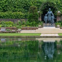 La estatua de Lady Di en The Sunken Garden de Kensington Palace