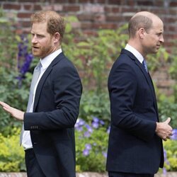 El Príncipe Guillermo y el Príncipe Harry se dan la espalda en la inauguración de la estatua de Lady Di