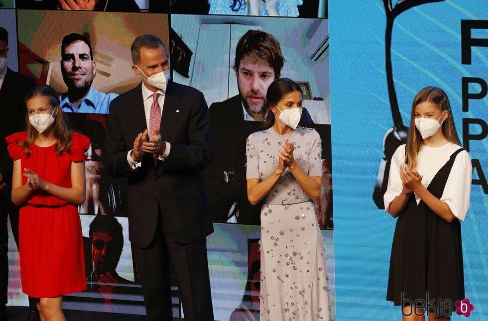 Los Reyes Felipe y Letizia, la Princesa Leonor y la Infanta Sofía aplaudiendo en los Premios Princesa de Girona 2020 y 2021