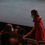 La Infanta Sofía tiene un gesto cariñoso con la Princesa Leonor en los Premios Princesa de Girona 2020 y 2021