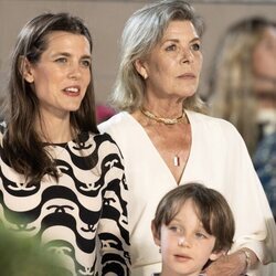 Carolina de Mónaco con su hija Carlota Casiraghi y su nieto Raphaël Elmaleh en el Concurso de Saltos de Monte-Carlo 2021