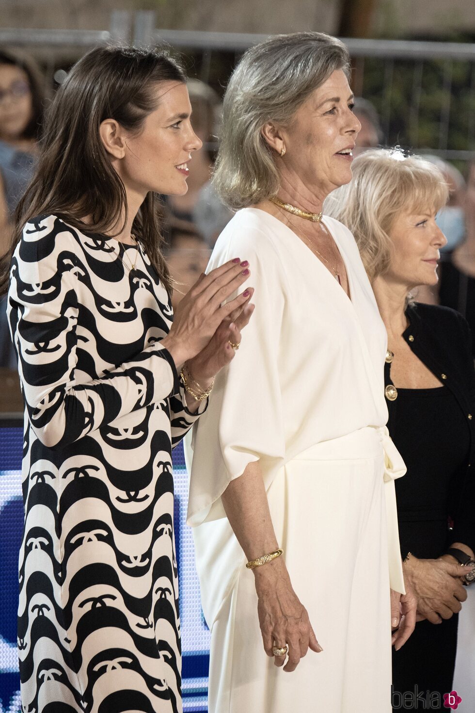 Carlota Casiraghi aplaude junto a Carolina de Mónaco en el Concurso de Saltos de Monte-Carlo 2021