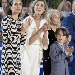 Carolina de Mónaco, Carlota Casiraghi y Raphaël Elmaleh aplaudiendo en el Concurso de Saltos de Monte-Carlo 2021