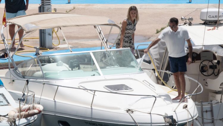 Enrique Ponce y Ana Soria en un barco en el puerto de Almería