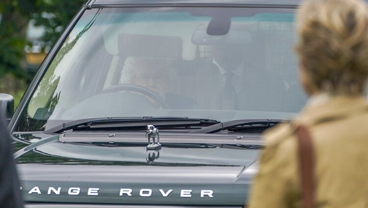 La Reina Isabel acude al Royal Windsor Horse 2021 conduciendo su coche