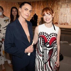 Cara Delevingne y Jessica Chastain en el desfile de Alta Costura de Dior Otoño/Invierno 2021