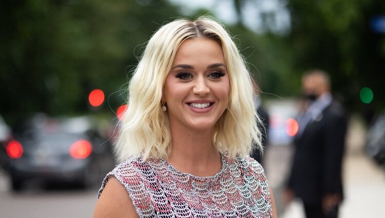 Katy Perry acude a la cena de la Fundación Louis Vuitton