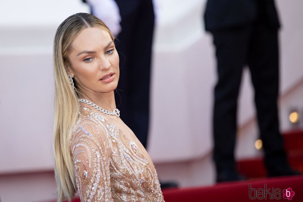 Candice Swanepoel posando en la alfombra roja del Festival de Cannes 2021