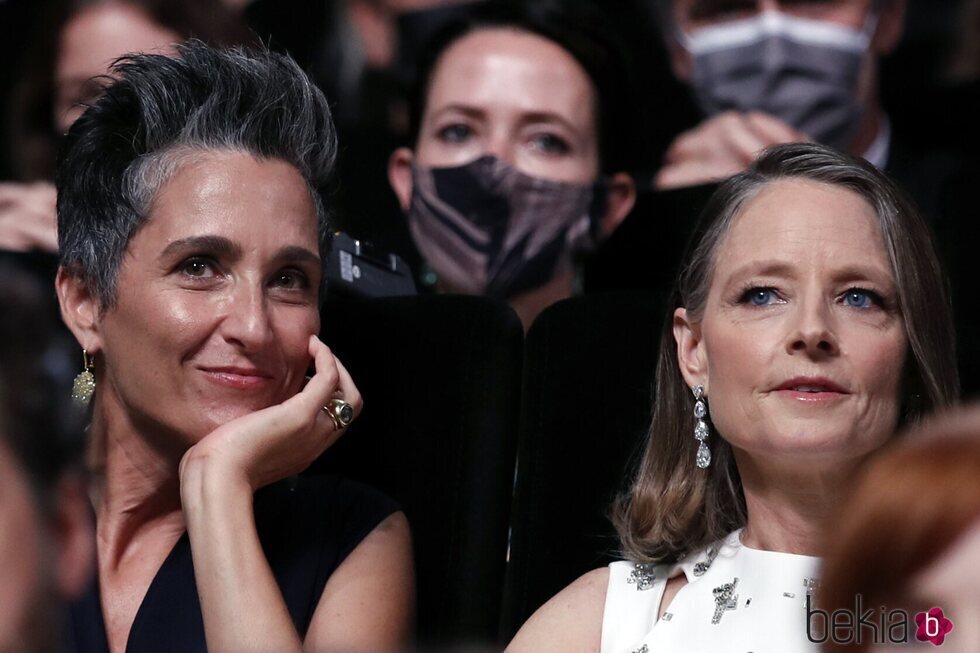 Jodie Foster con su pareja en el Festival de Cannes 2021