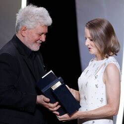 Pedro Almodóvar entrega la Palma de oro a Jodie Foster en el Festival de Cannes 2021