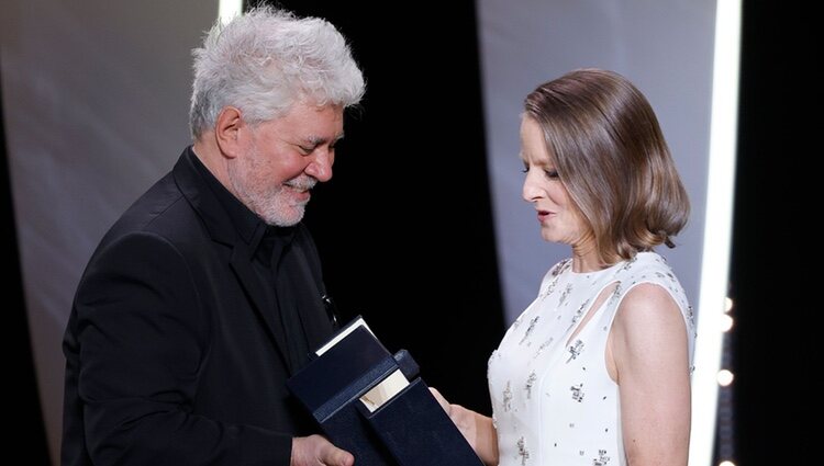 Pedro Almodóvar entrega la Palma de oro a Jodie Foster en el Festival de Cannes 2021