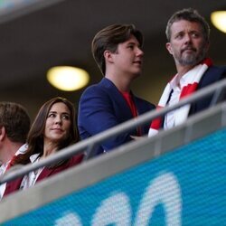 Federico de Dinamarca, Mary de Dinamarca y Christian de Dinamarca en el partido entre Inglaterra y Dinamarca en la semifinal de la Eurocopa 2020
