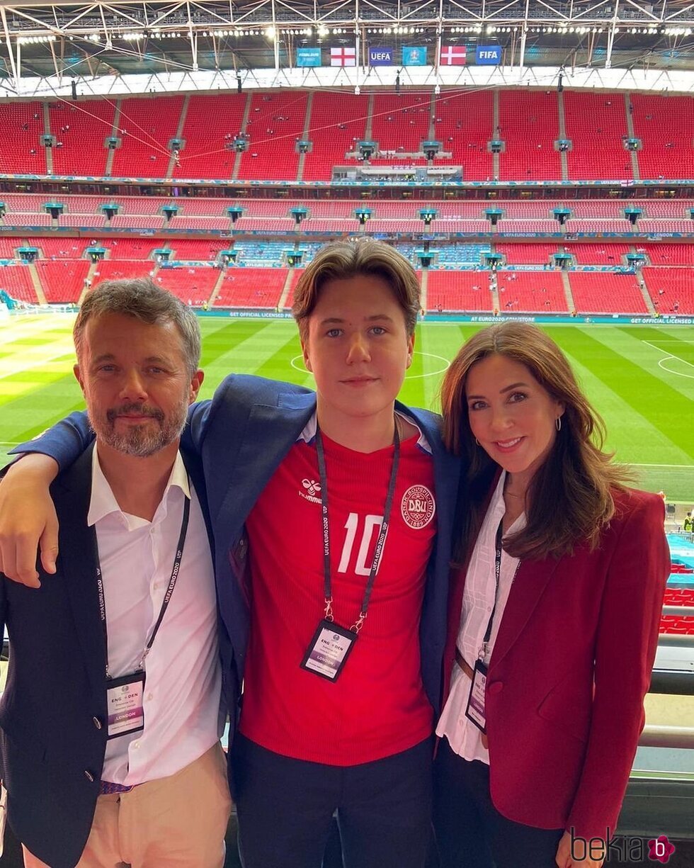 Federico y Mary de Dinamarca con su hijo Christian de Dinamarca en el partido entre Inglaterra y Dinamarca en la semifinal de la Eurocopa 2020