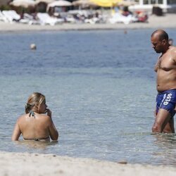 Mónica Hoyos, en las playas de Ibiza con su novio Alejandro Sánchez