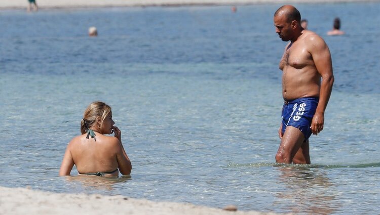 Mónica Hoyos, en las playas de Ibiza con su novio Alejandro Sánchez