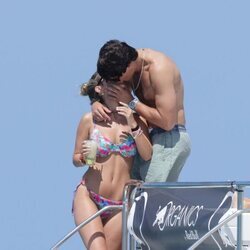 María Pombo y Pablo Castellano besándose en Ibiza