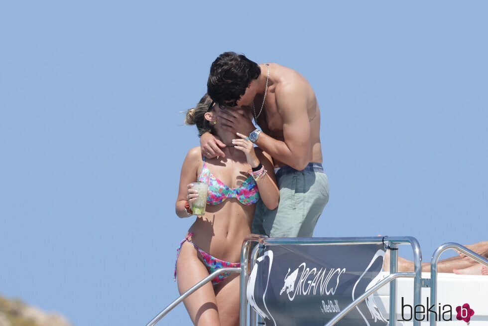 María Pombo y Pablo Castellano besándose en Ibiza