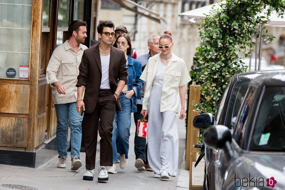 Joe Jonas y Sophie Turner pasean por París