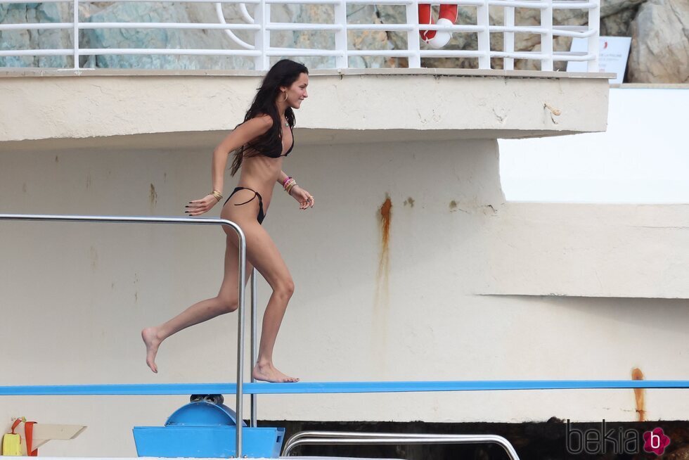 Bella Hadid disfrutando de sus vacaciones en la costa francesa