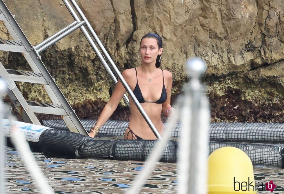 Bella Hadid tras darse un baño en la costa francesa