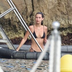 Bella Hadid tras darse un baño en la costa francesa