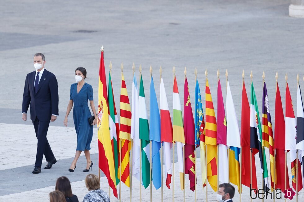 Los Reyes Felipe y Letizia presidiendo el acto homenaje por las víctimas de la pandemia en la Plaza de la Armería del Palacio Real