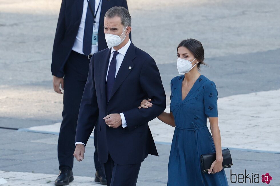 Los Reyes Felipe y Letizia acuden al acto homenaje por las víctimas de la pandemia en la Plaza de la Armería del Palacio Real